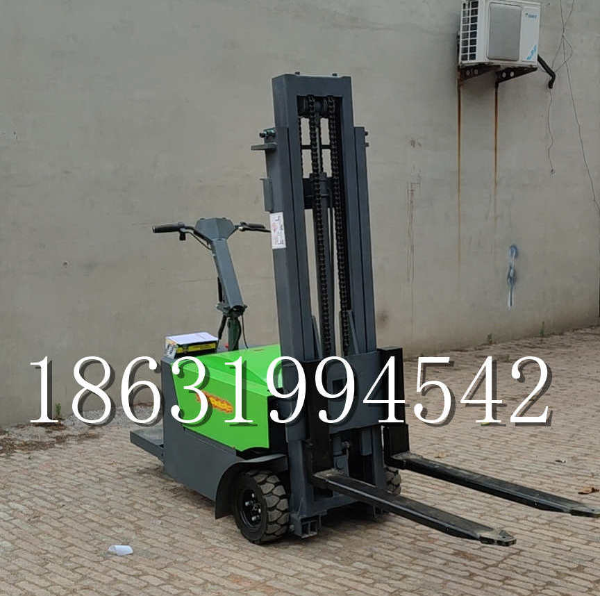 抚松县优程全电动叉车插腿式堆高车液压装卸车1.5吨升高小型站驾式铲车